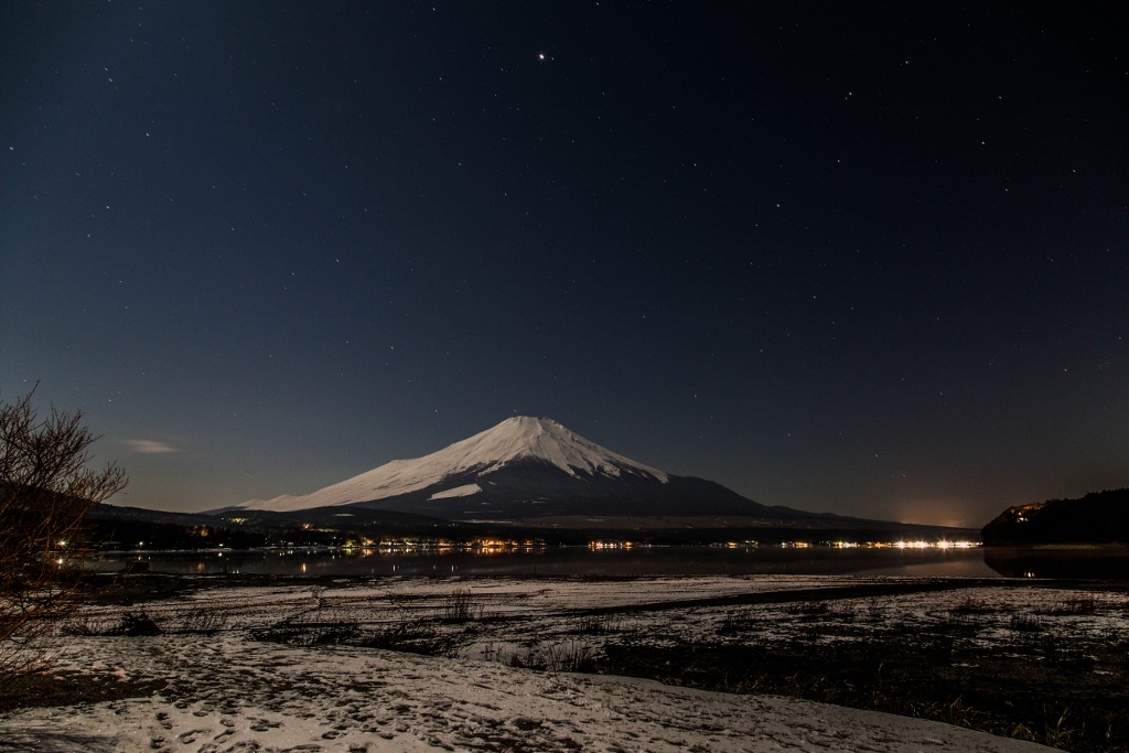 雪残る湖畔