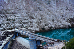 ダム湖冬景