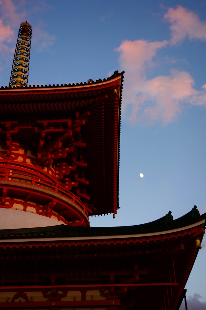 平和大塔と月