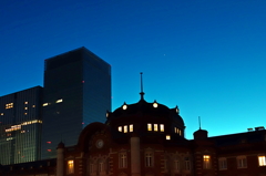 夜明け前の東京駅