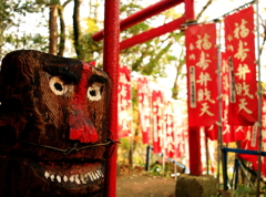 震生湖の魔除けの像