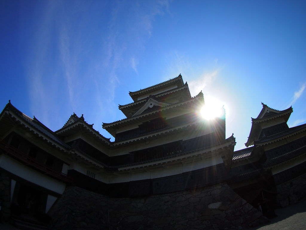 松本城に光芒