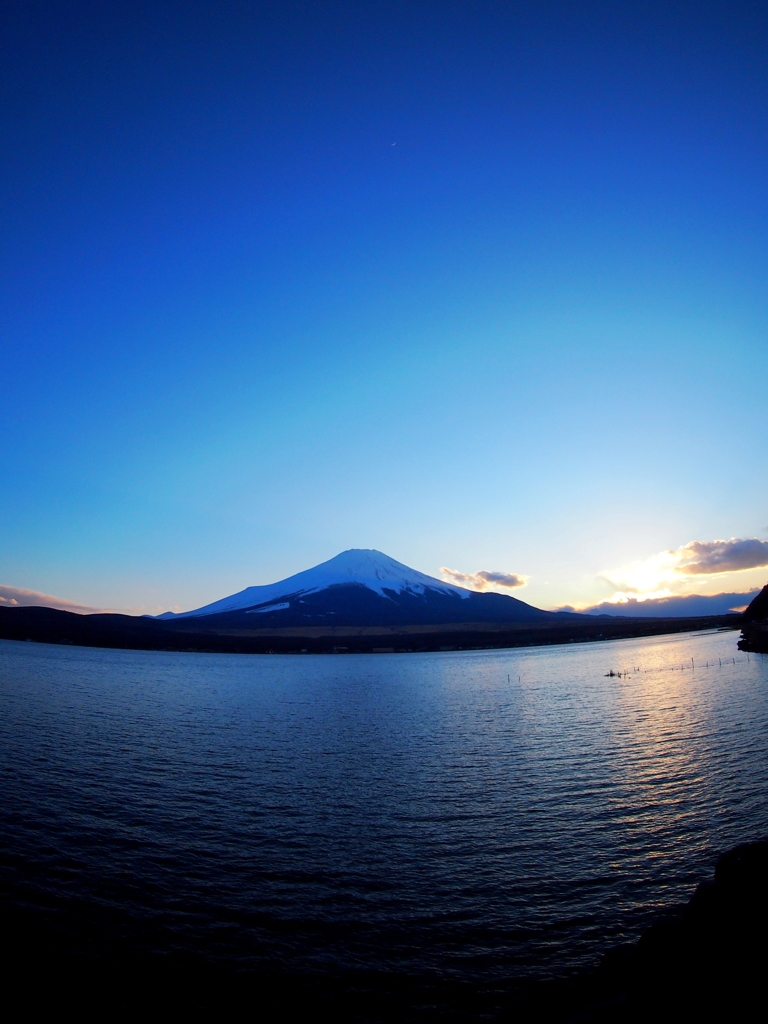 蒼く染まる富士山