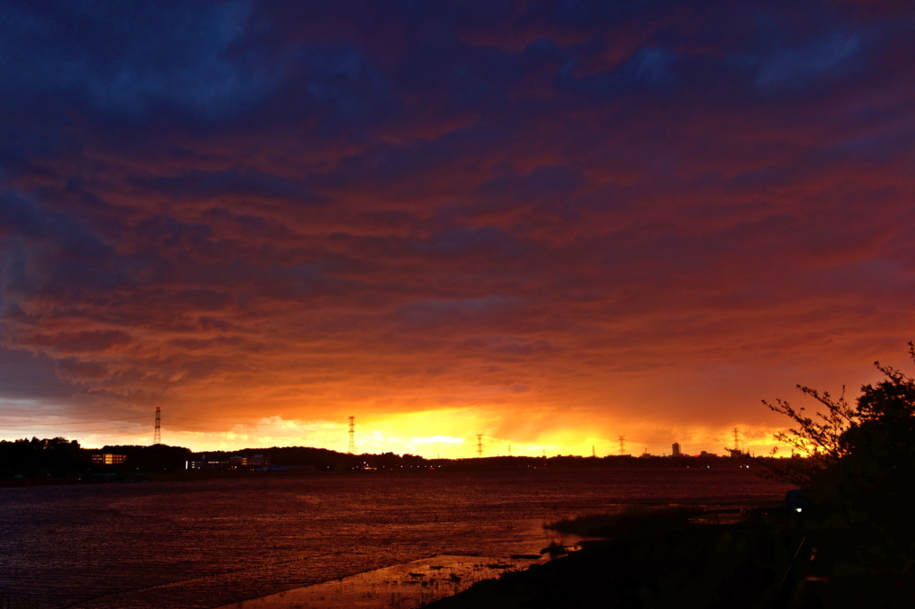 雨の手賀沼の夕暮れ