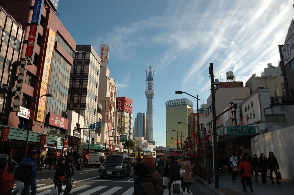浅草寺付近から眺める建設中の東京スカイツリー