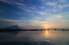 錦江湾の夜明け