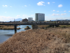 橋の上から電車を標準レンズで。ポイント2横から