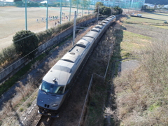 橋の上から電車を標準レンズで。ポイント4後ろから（意味深）