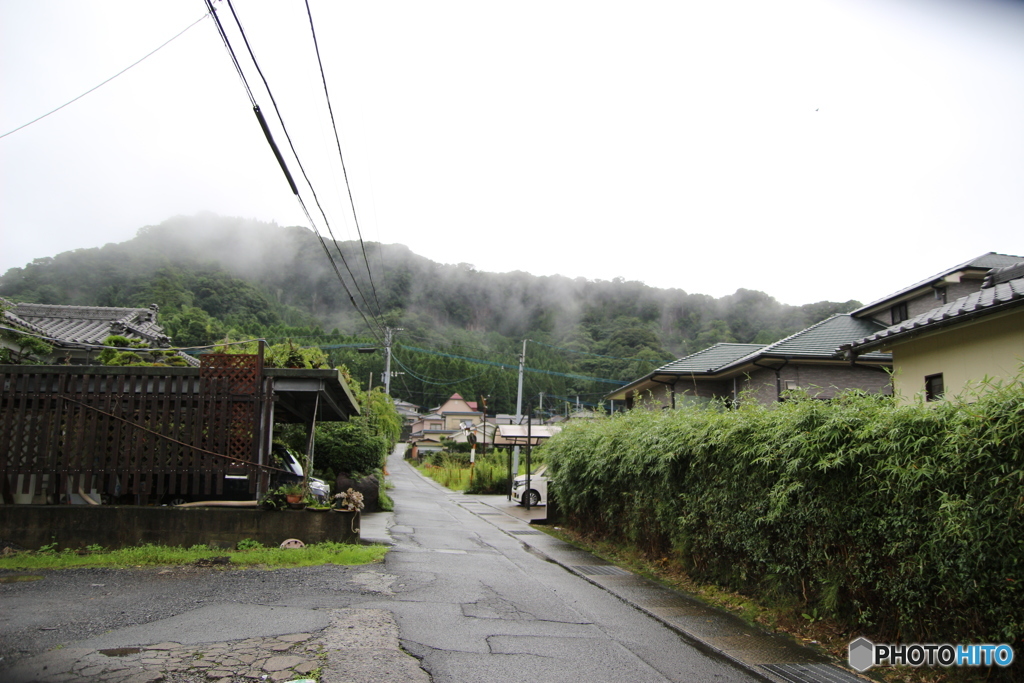 山煙る