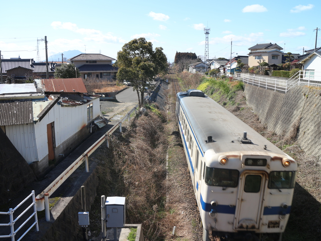 橋の上から電車を標準レンズで。ポイント1前から（意味深）