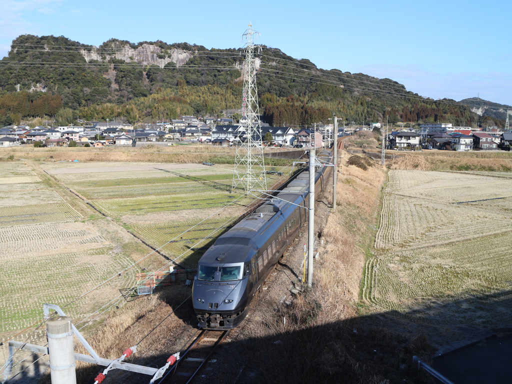 橋の上から電車を標準レンズで。ポイント4前から（意味深）