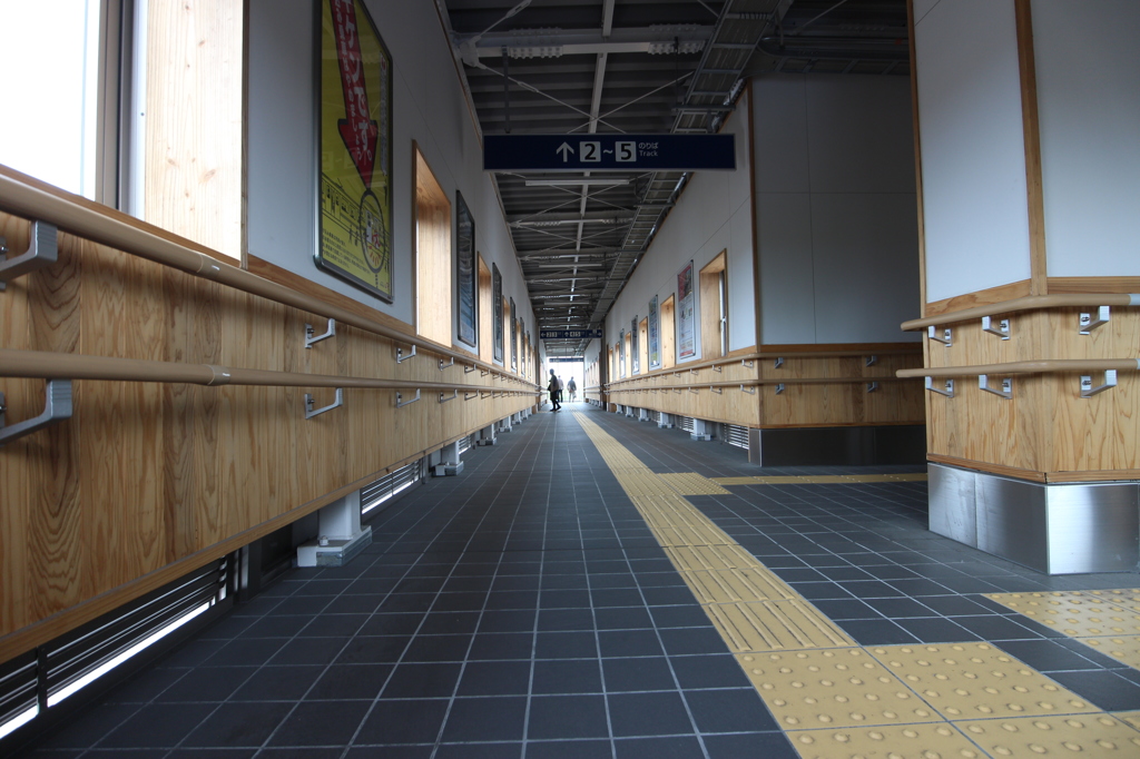 都城駅の連絡通路が良い感じだった件
