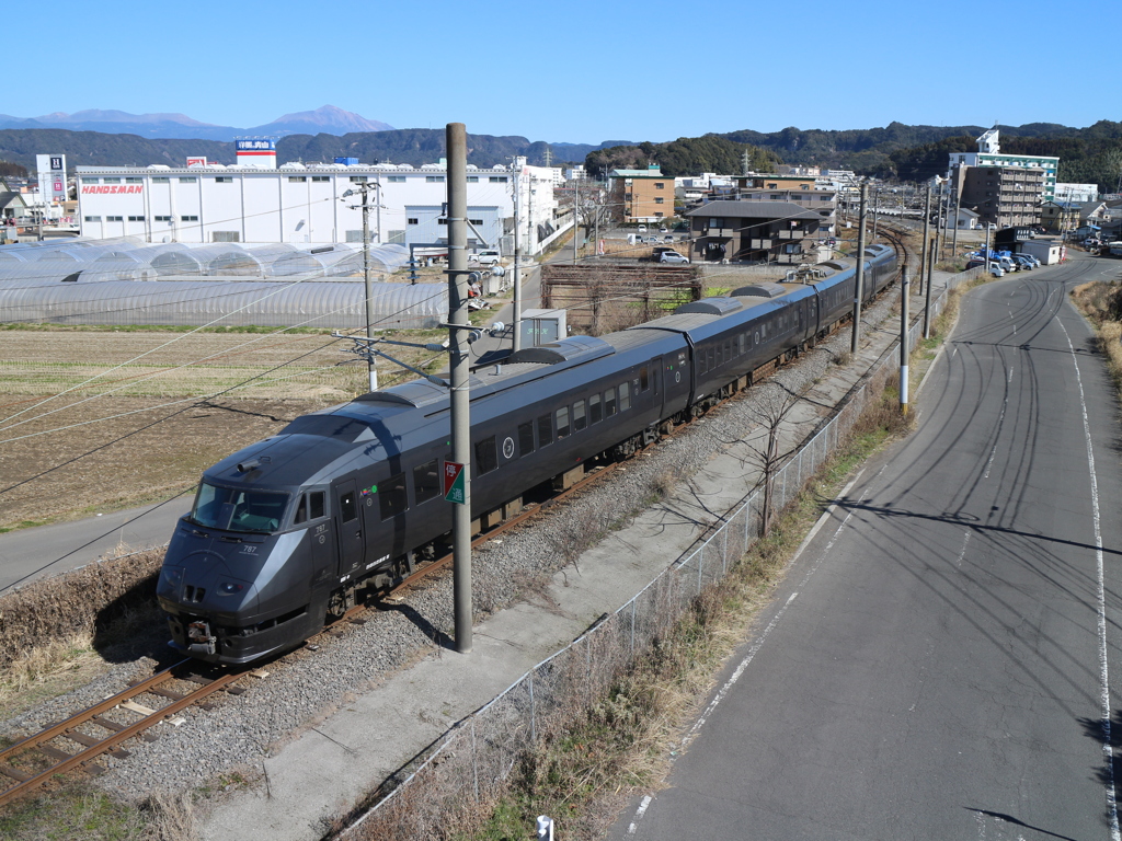 橋の上から電車を標準レンズで。ポイント3後ろから（意味深）