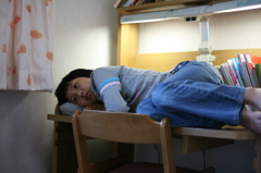 そこは寝るところではありません！