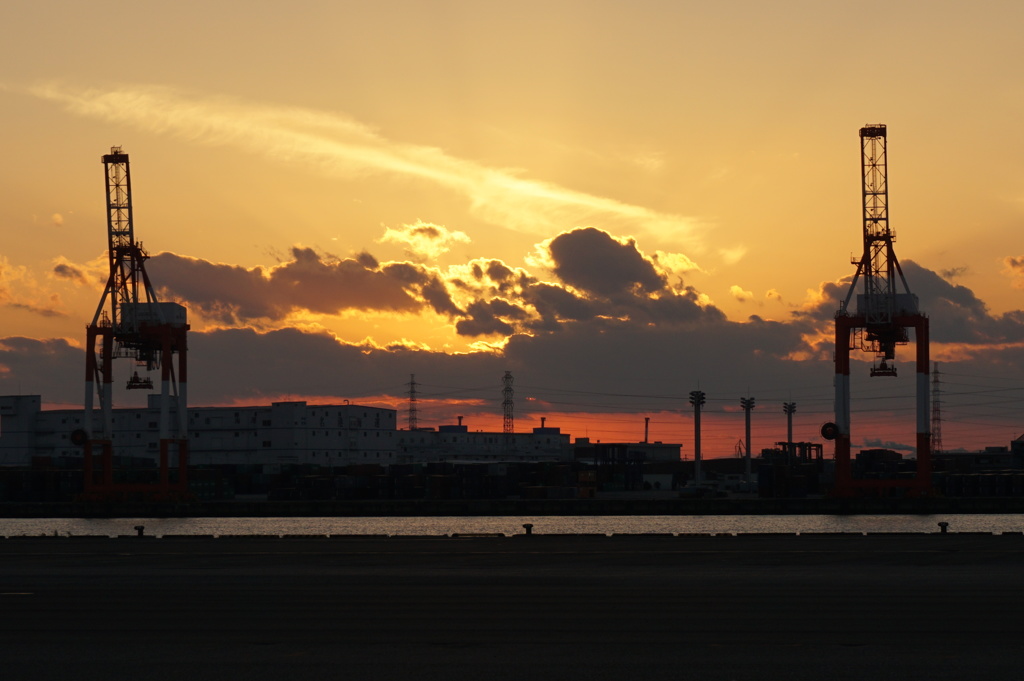 埠頭から臨む夕陽