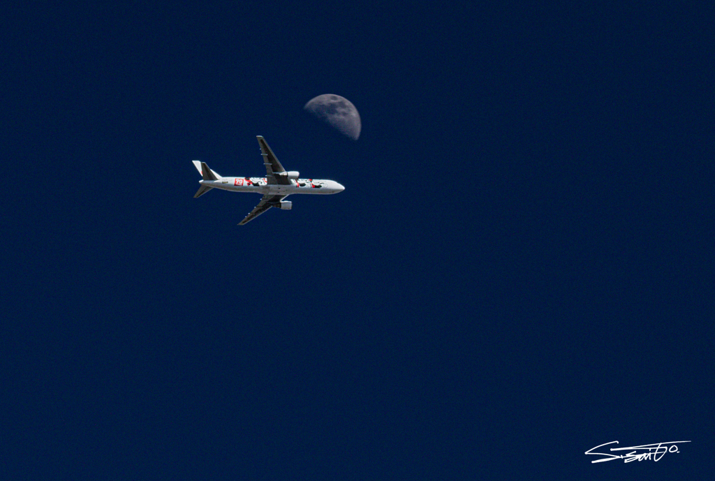 月と飛行機