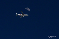 月と飛行機