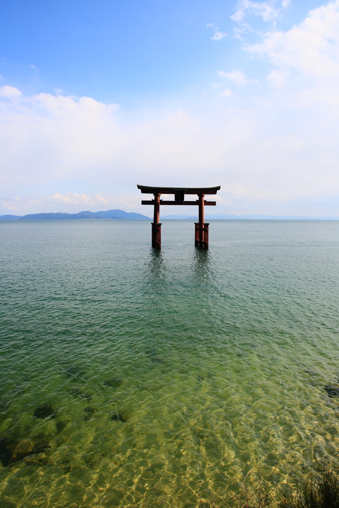 透き通る湖の中に