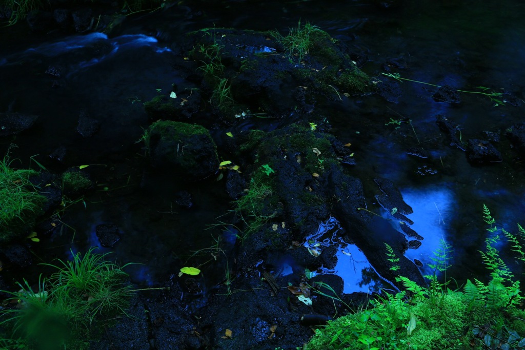 溶岩に降り注ぐ