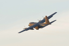 夕陽に染まるC-130