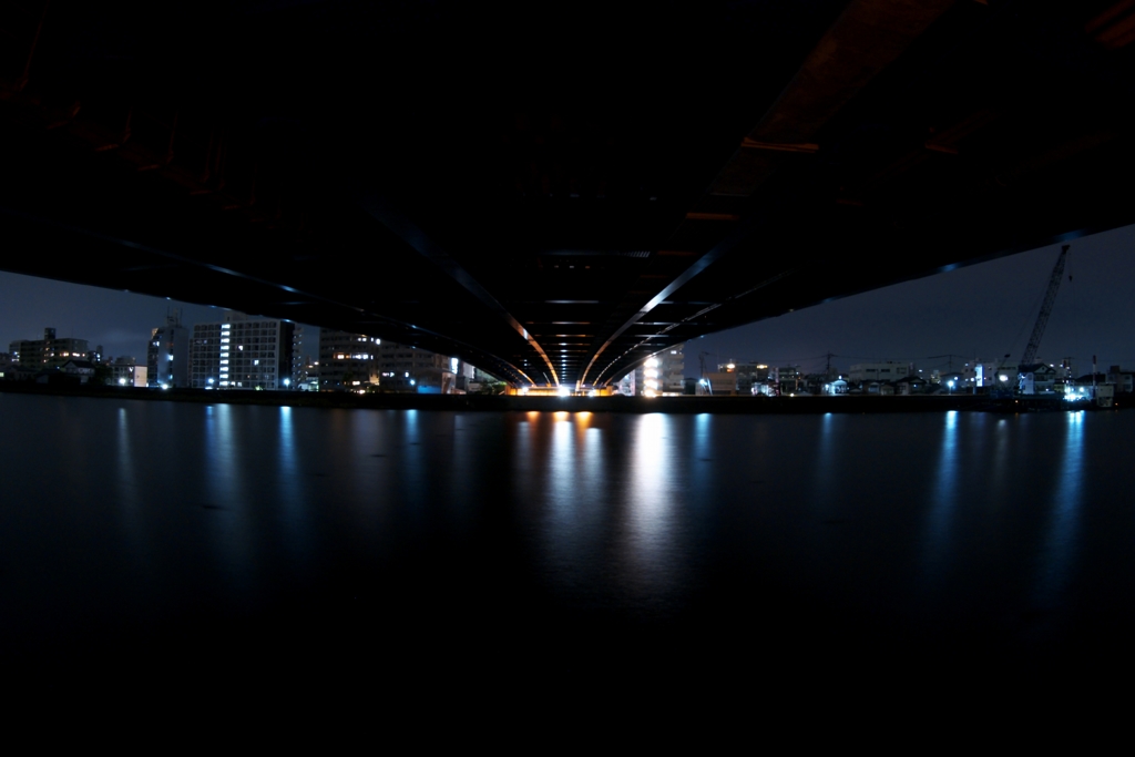 橋の下の夜景