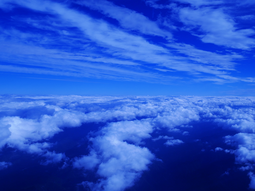 雲海と秋空に浮かぶ雲