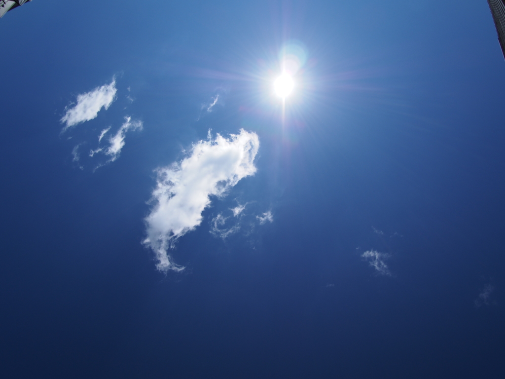 太陽と青空と白い雲