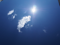 太陽と青空と白い雲