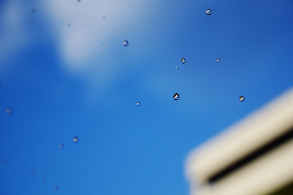 窓に水滴を残して空は晴天に