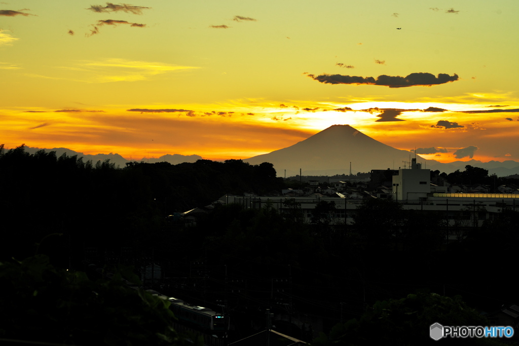 電車も見える富士夕景