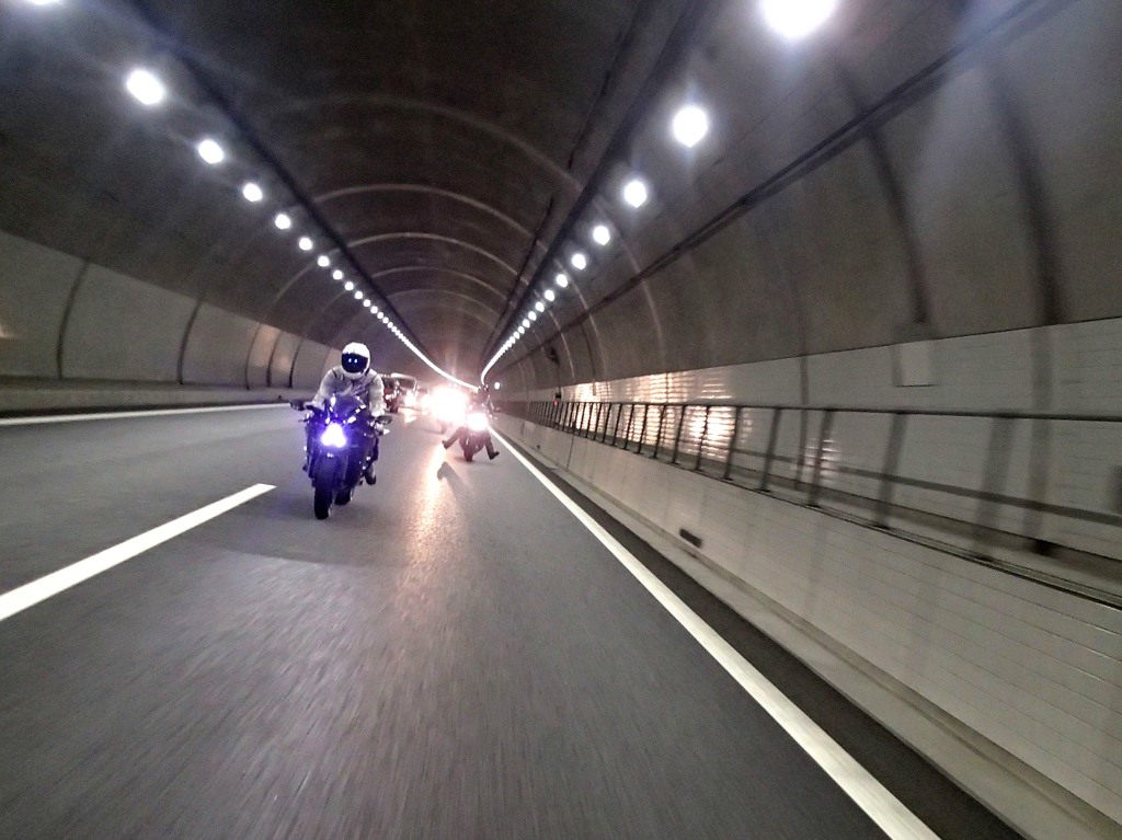 ツーリングのひとコマ　トンネル