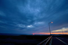 曇り空の夕日