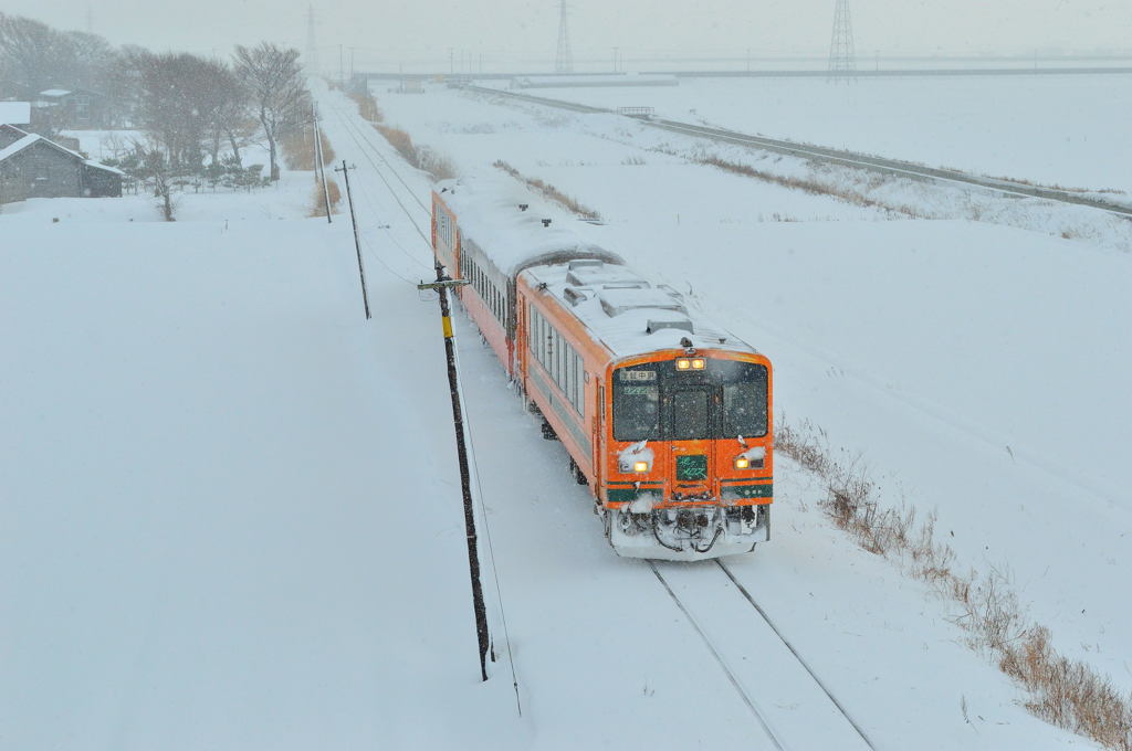 雪の中をすすむ