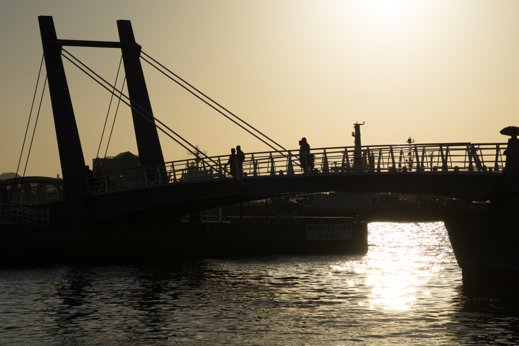 夕暮れの橋