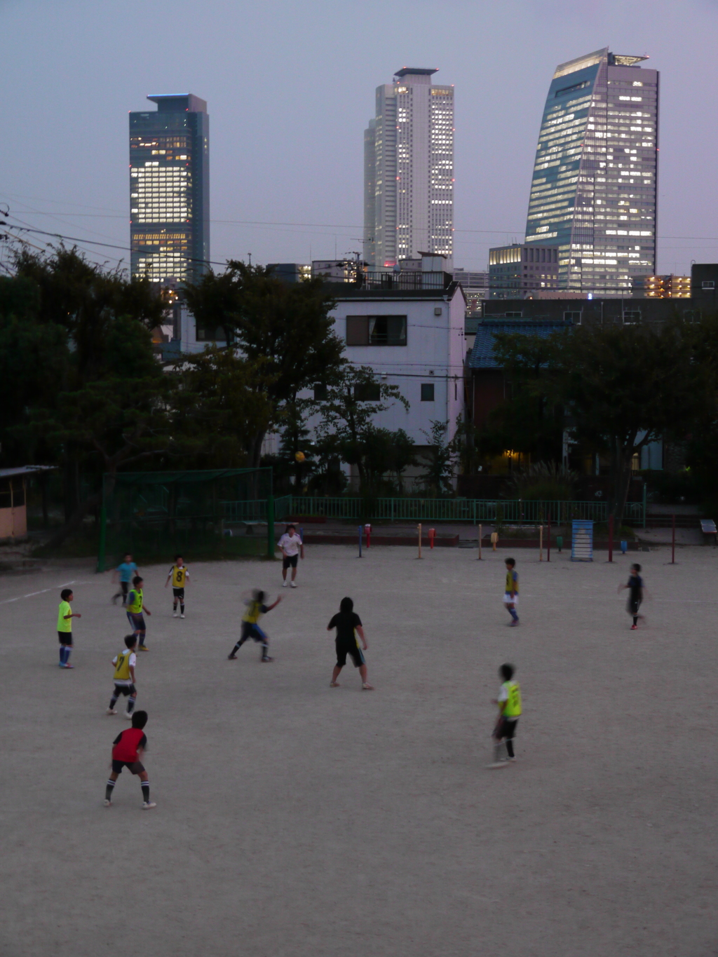 夕暮れのサッカー