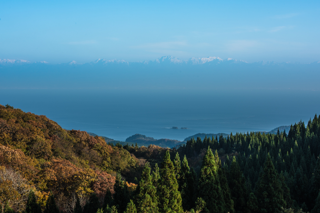 富山湾越しの立山連峰