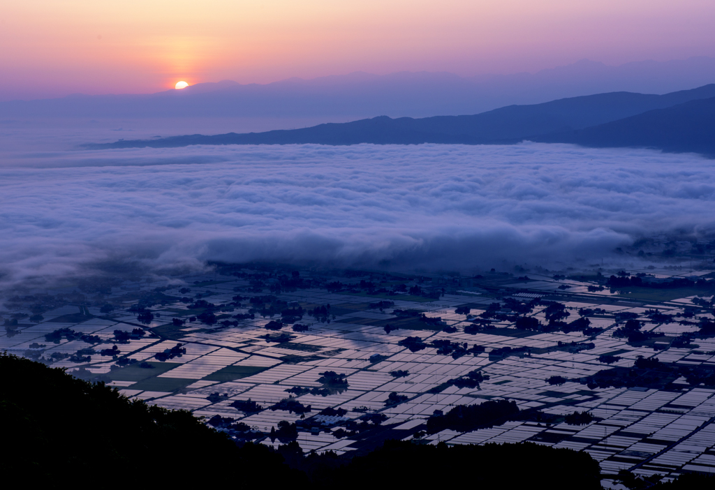 雲海の広がる散居村