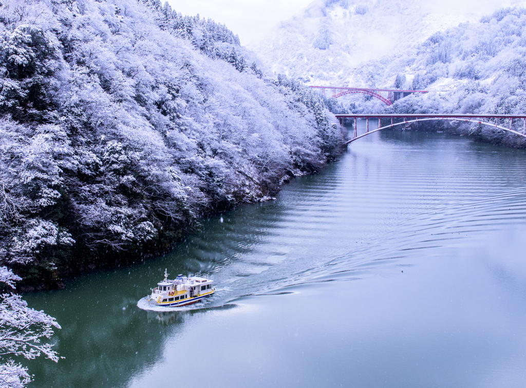 庄川峡を行く