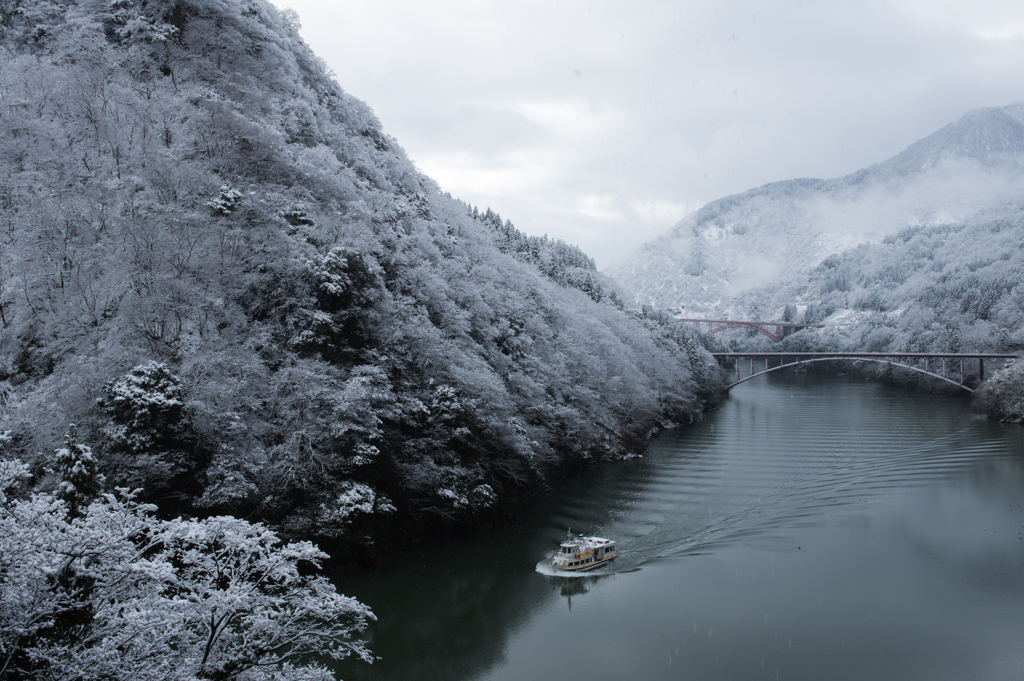 庄川峡を行く