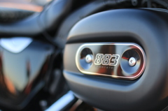 883