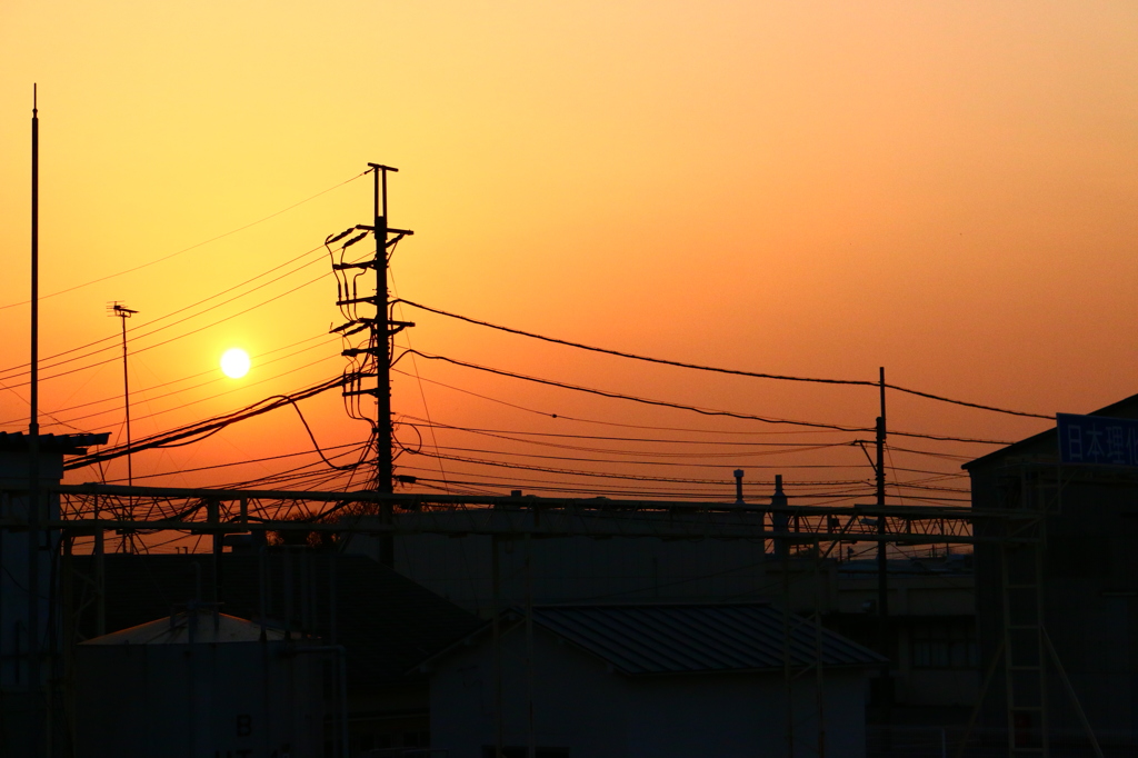 工場と夕日