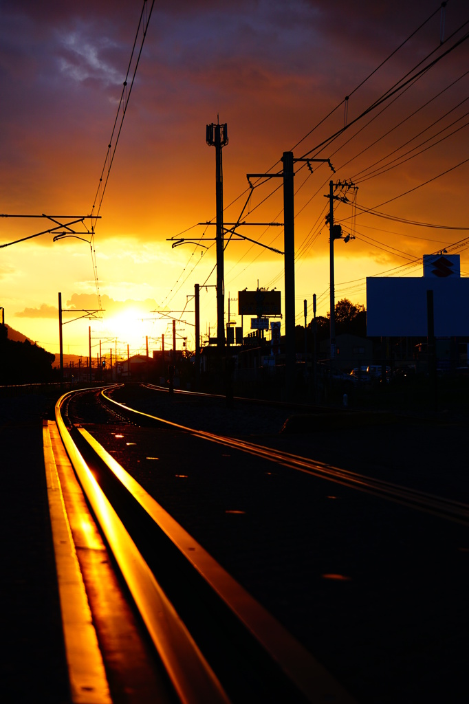 線路と夕陽