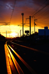 線路と夕陽
