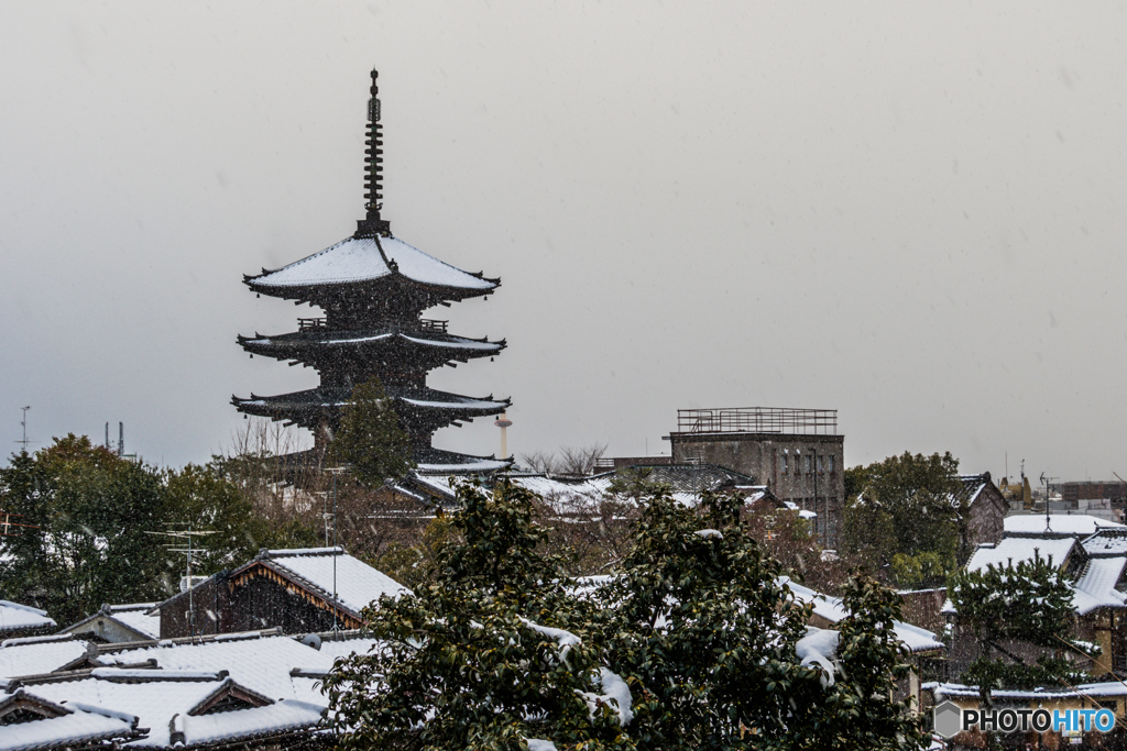 雪降る八坂の塔