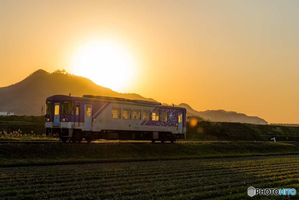 夕日に輝く鉄道