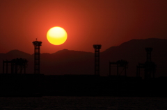 山に沈む夕陽