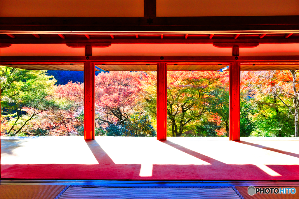 石水院の額縁紅葉