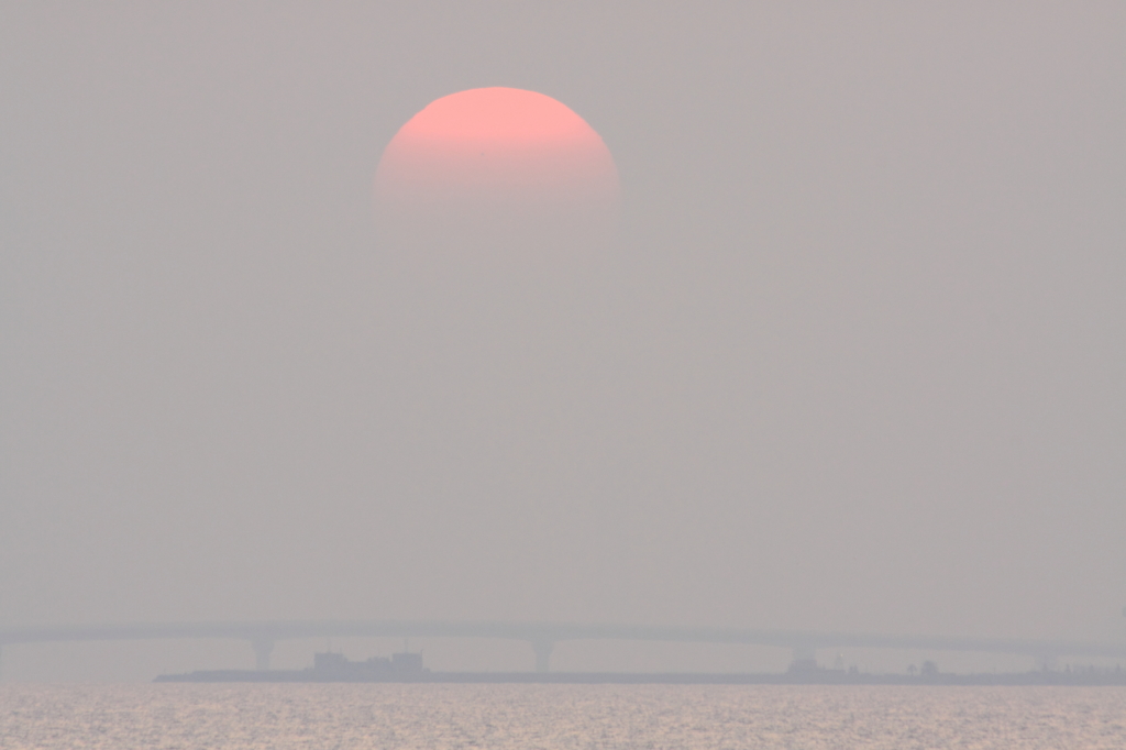 霞に消えて