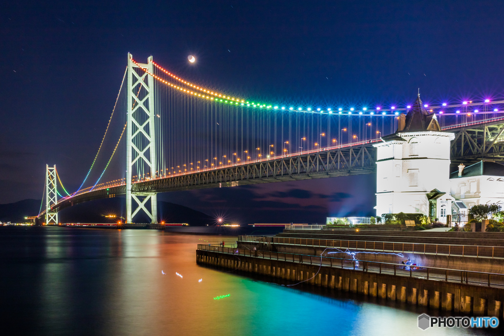 月夜の虹色海峡