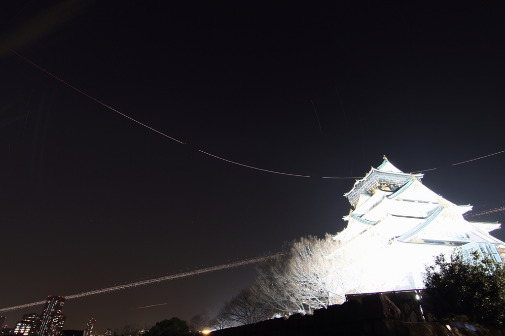 発光する大阪城